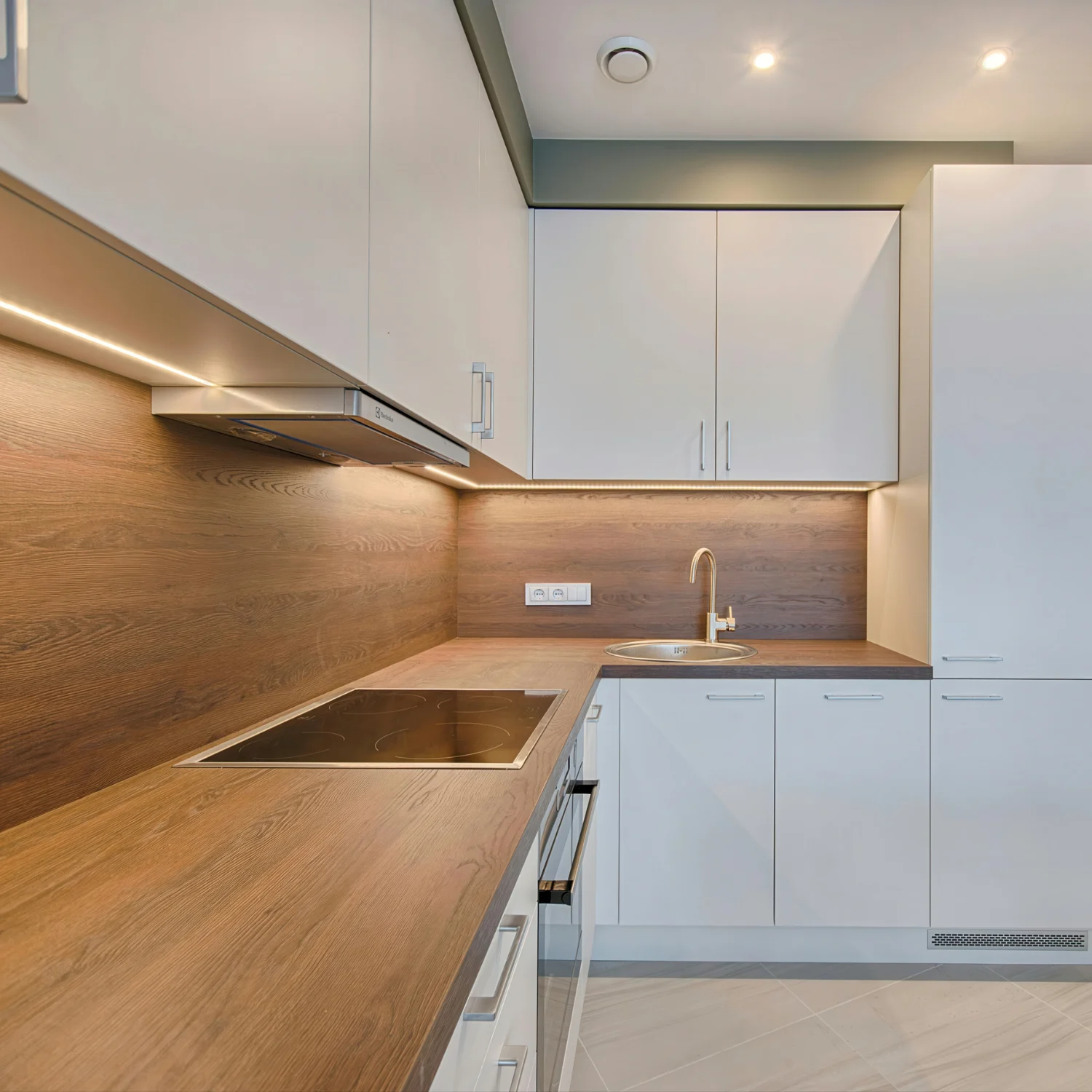 Strakke witte hoekkeuken met houtlook