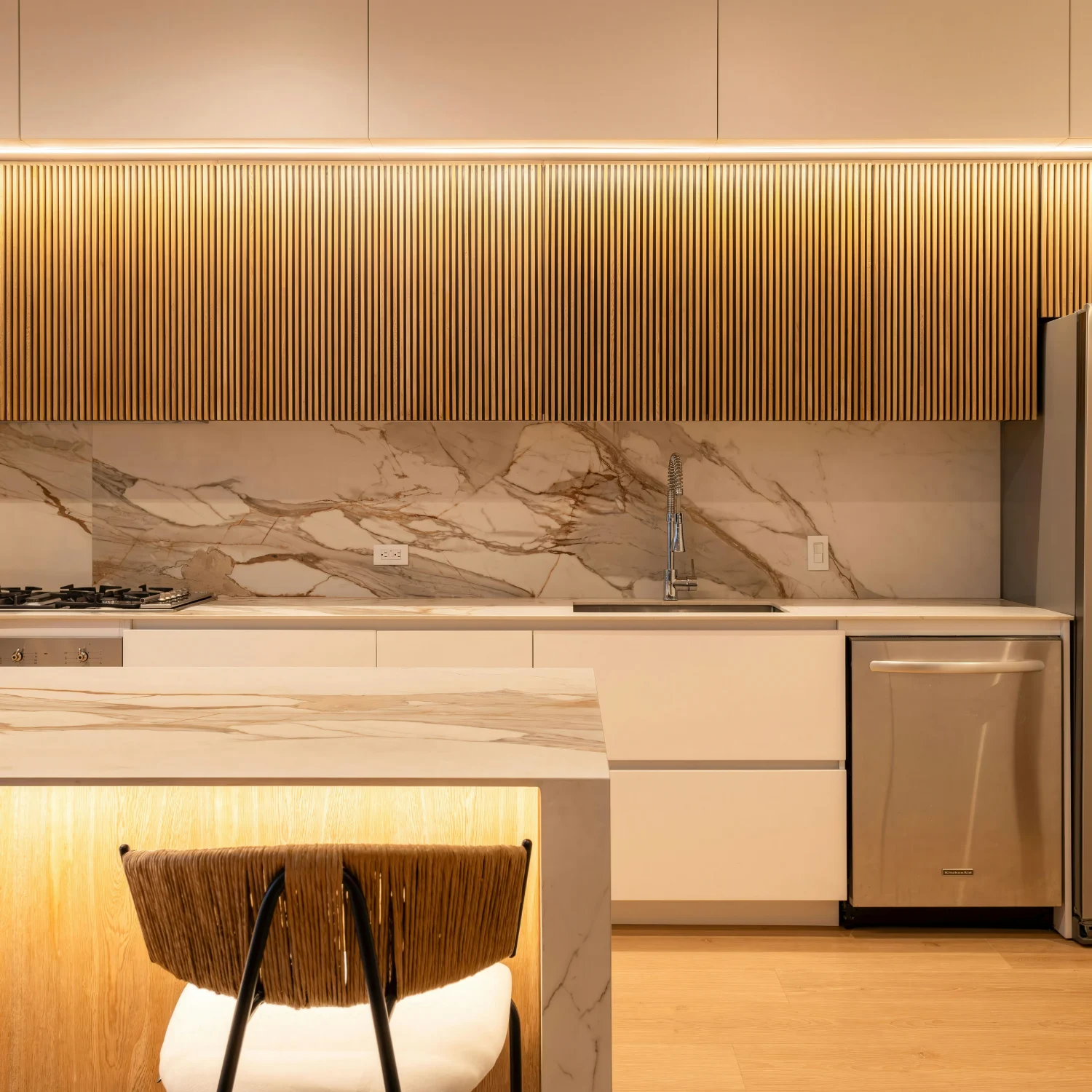 Luxe moderne keuken met marmer en lattenwand